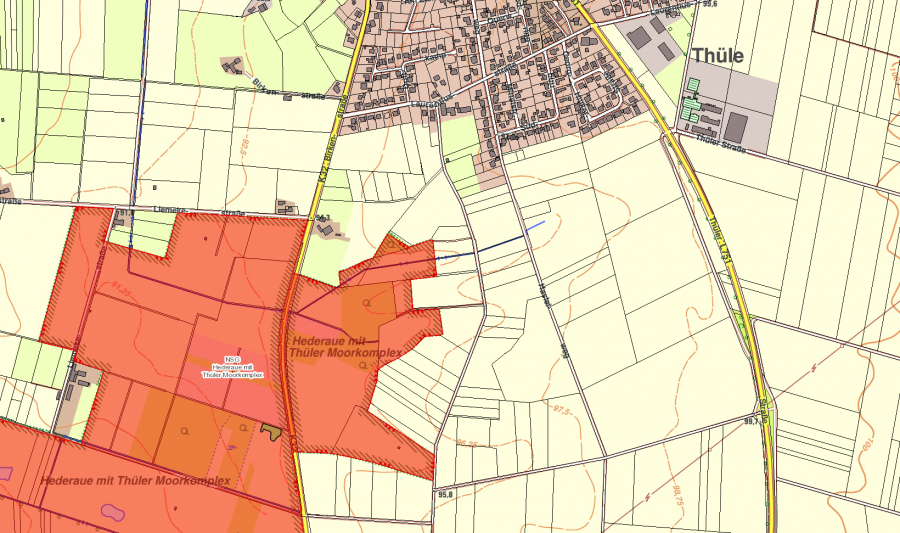 Das NSG „Hederaue mit Thüler Moorkomplex“ (rot) erstreckt sich zu beiden Seiten der Heder, von der Stadt Salzkotten und den Ortsteilen Verne, Thüle und Schwelle bis an die südliche Grenze der Stadt Delbrück. Nur ein kleiner Teil (grün) westlich der Fichtenstraße ist von den Arbeiten betroffen. © Kreis Paderborn
